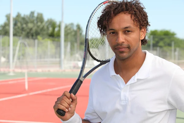 Jogador de ténis na quadra — Fotografia de Stock