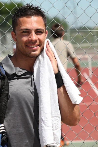 Jogador de tênis masculino rebocando fora após o jogo — Fotografia de Stock