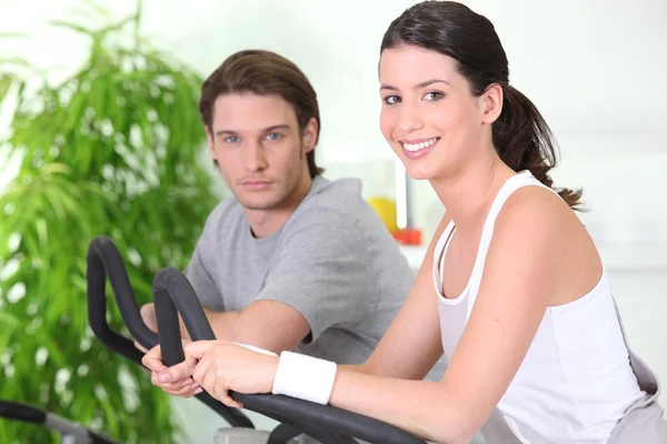 Couple working out together in the gym — Stock Photo, Image