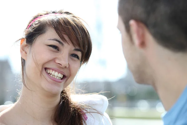 Mujer sonriente hablando con un hombre — Foto de Stock