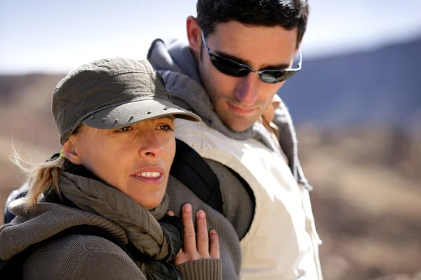 Escursioni in coppia nel deserto — Foto Stock