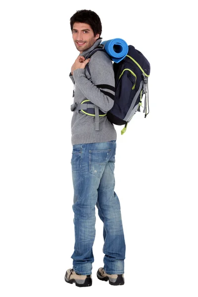 Senderista masculino con mochila — Foto de Stock