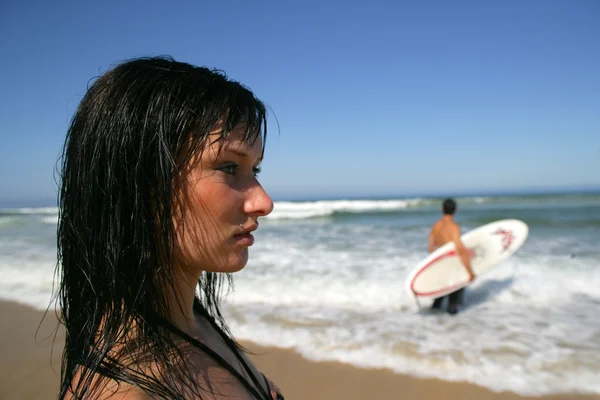 Pareja de surfistas —  Fotos de Stock