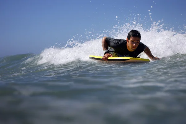 Hombre surfeando —  Fotos de Stock