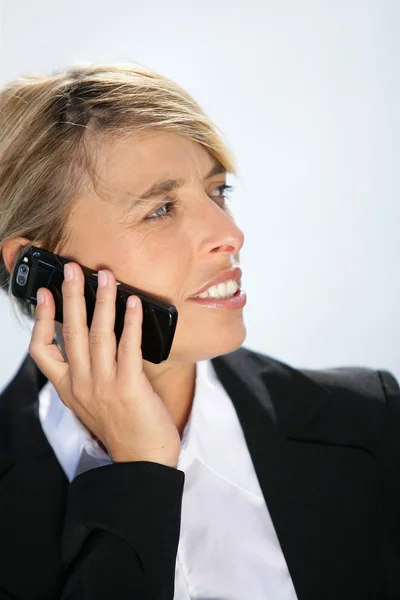 ビジネスマンの女性が携帯電話で話してる — ストック写真