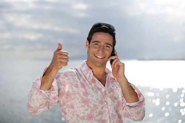 휴가 동안에 전화 하는 남자 — 스톡 사진