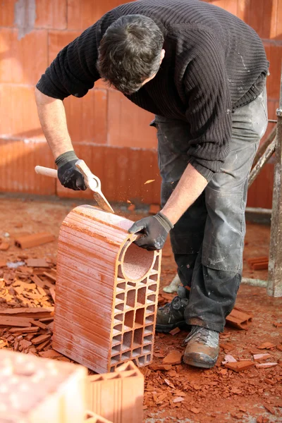 Homem moldando um tijolo — Fotografia de Stock