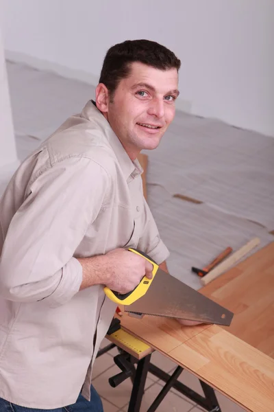 Tesař, řezání dřevěných podlah — Stock fotografie