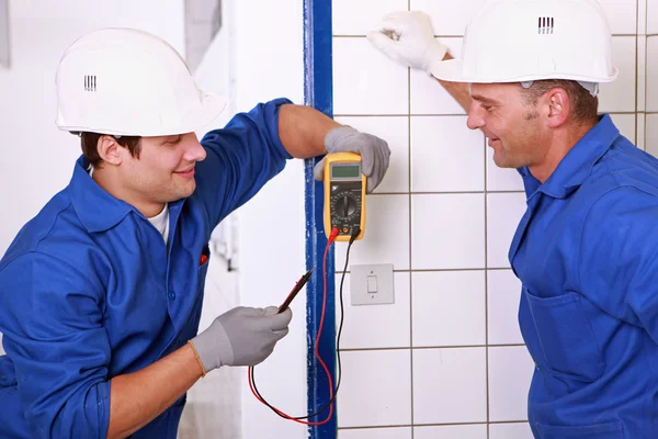 Par elektriker som arbetar — Stockfoto