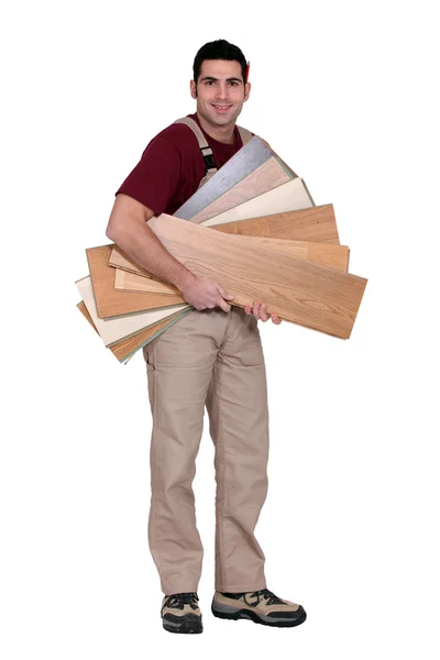 实木复合地板的板条的男人 — 图库照片