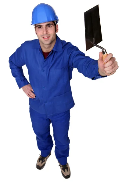 Мужской штукатурщик стоя с инструментом — стоковое фото