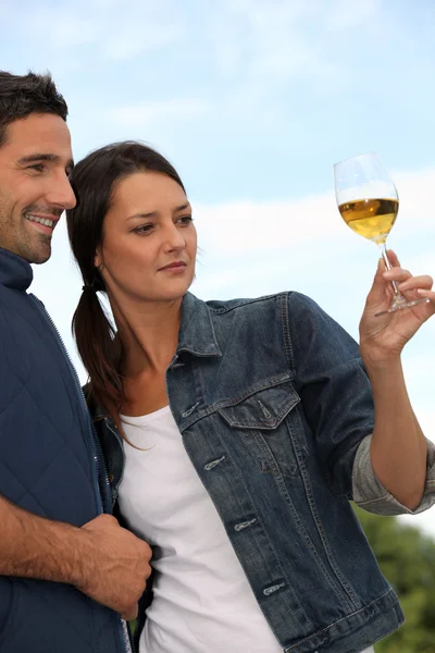 Paar probiert Wein auf dem Feld — Stockfoto