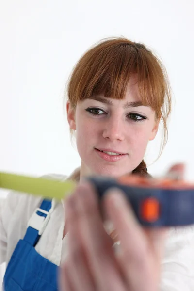 Женщина с помощью измерительной ленты — стоковое фото