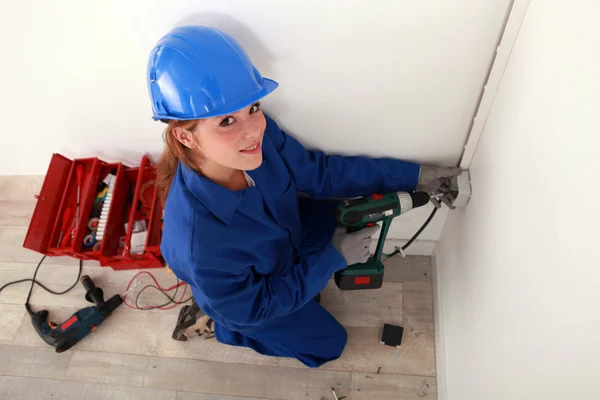 Een vrouwelijke elektricien aan het werk. — Stockfoto