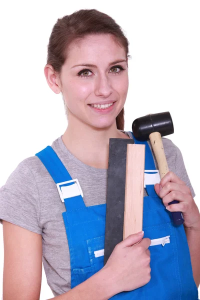 Female labourer holding mallet and sand paper — Stock Photo, Image