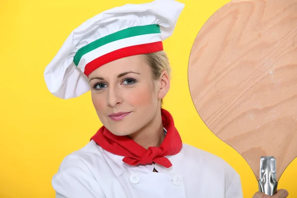Porträt einer Pizzabäckerin — Stockfoto
