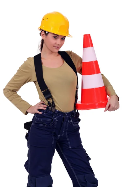 Craftswoman holding traffic cone — Stock Photo, Image