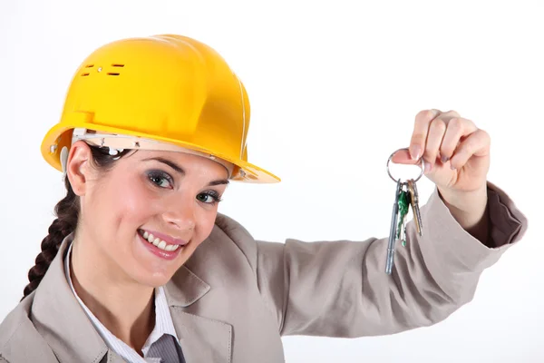 Female architect presenting keys — Stock Photo, Image