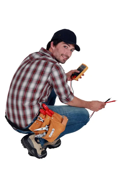 Eletricista com multímetro — Fotografia de Stock