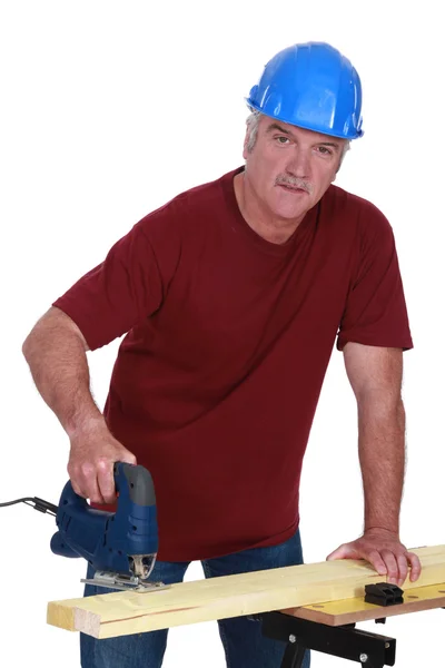 Handwerker mit einer Stichsäge — Stockfoto