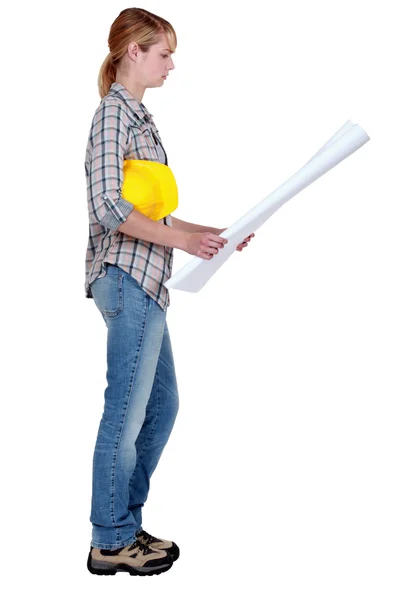 Mulher segurando planos de construção — Fotografia de Stock