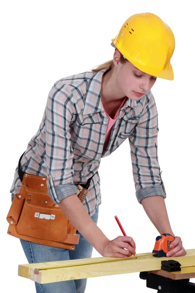Önlemler alan kadın marangoz. — Stok fotoğraf