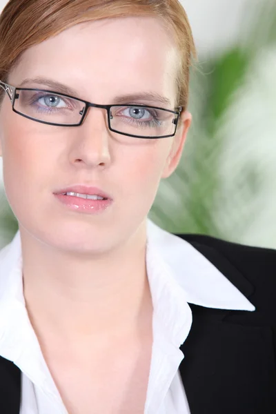 Portrét ženy mladá zrzka s brýlemi — Stock fotografie