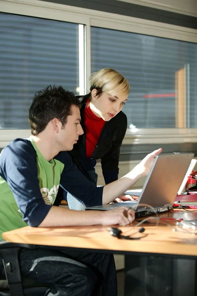 Giovani a un computer di ufficio — Foto Stock