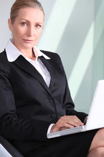 Mulher de negócios ansiosa com laptop . — Fotografia de Stock