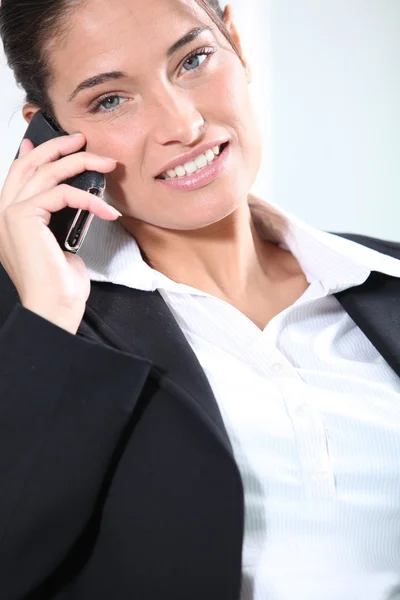 Mujer sonriente ejecutiva en el teléfono celular —  Fotos de Stock