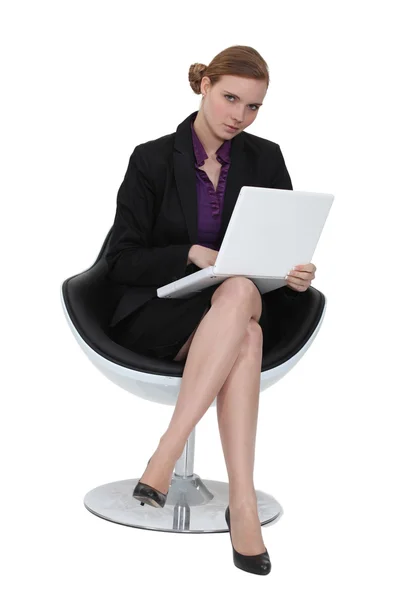 Frau saß im Designerstuhl mit Laptop — Stockfoto