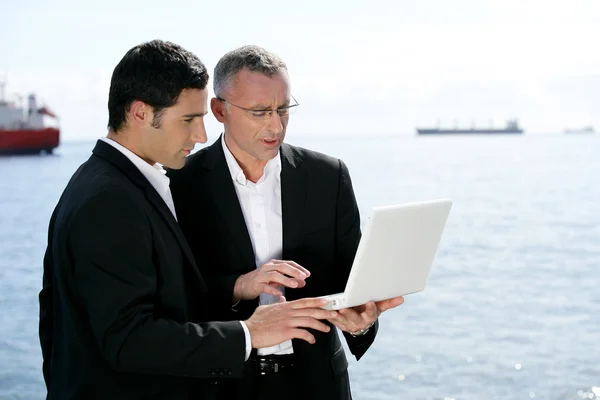 Businessmen outdoors working on laptop — Stock Photo, Image