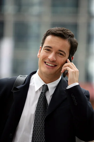 Empresário com pasta fazendo uma chamada entre compromissos — Fotografia de Stock