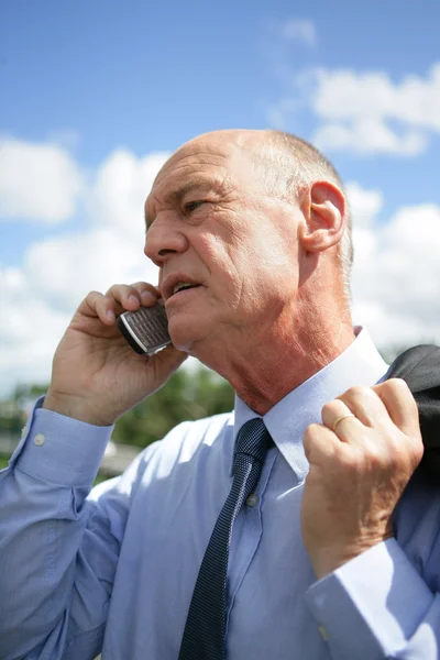 Businessman talking on his mobile phone — Stock Photo, Image