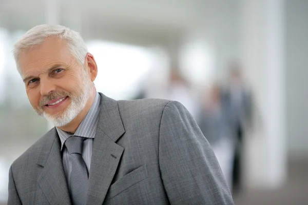 Старший бізнесмен, посміхаючись — стокове фото