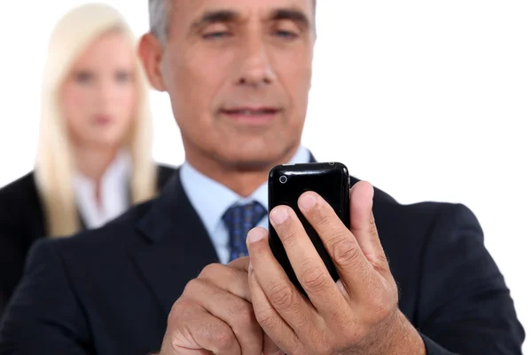 Mayor hombre de negocios mensajes de texto en el teléfono celular — Foto de Stock