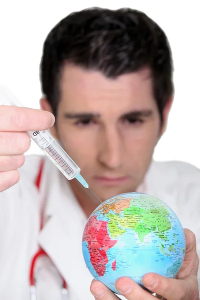 Doutor imunizando o mundo — Fotografia de Stock