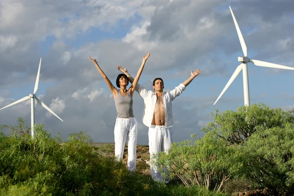 風力発電所上の禅のカップル — ストック写真