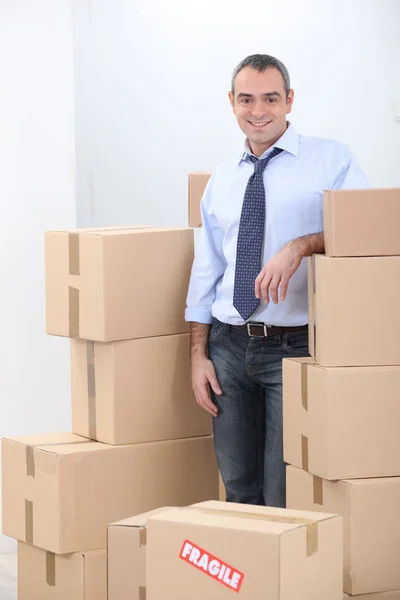 Mann von Kisten umgeben — Stockfoto