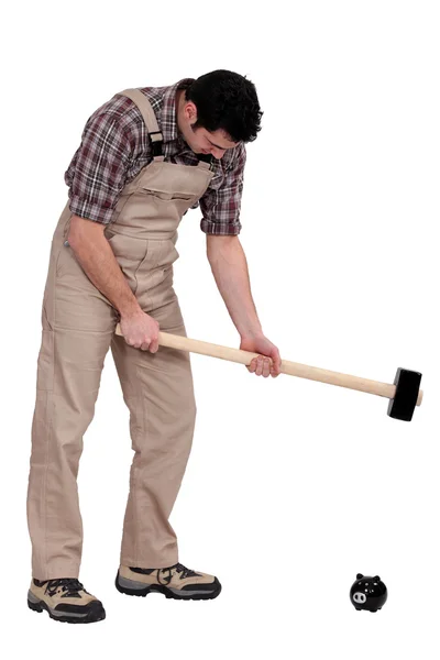 Man smashing spaarvarken met slee-hamer — Stockfoto