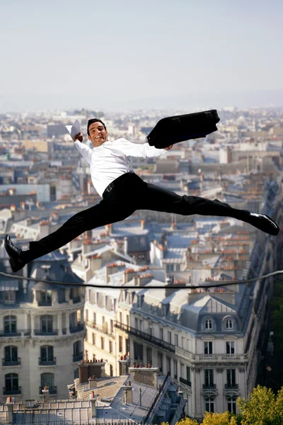 Empresario saltando a través de una cuerda floja — Foto de Stock