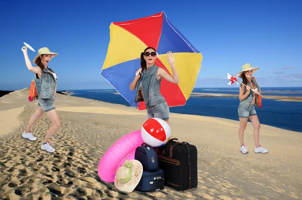 Фотомонтаж смешной девушки с зонтиком на пляже — стоковое фото