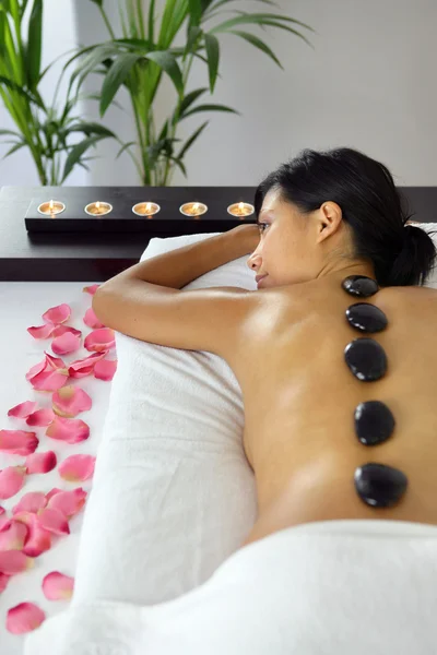 Ontspannen hot stone-massage — Stockfoto