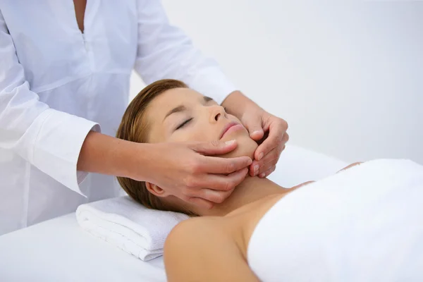 Жінка лікується масажем обличчя — стокове фото