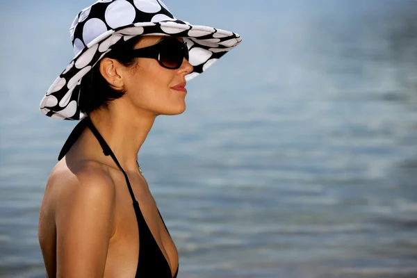 Profile of brunette at the seaside — Stock Photo, Image