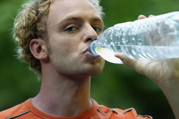 Homem hidratante após corrida ao ar livre — Fotografia de Stock