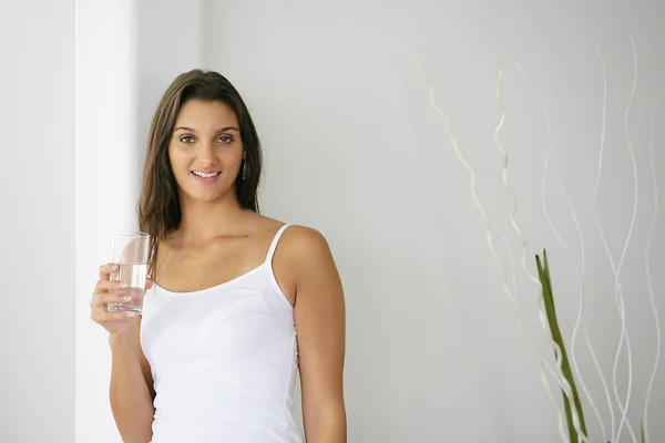 Brunette drinken van een glas water — Stockfoto