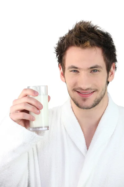 Чоловік у сукні п'є склянку молока — стокове фото
