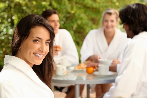 Woman enjoying breakfast outdoors with friends — Stock Photo, Image