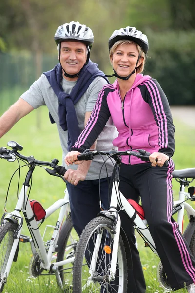 Paar bei einer Radtour — Stockfoto
